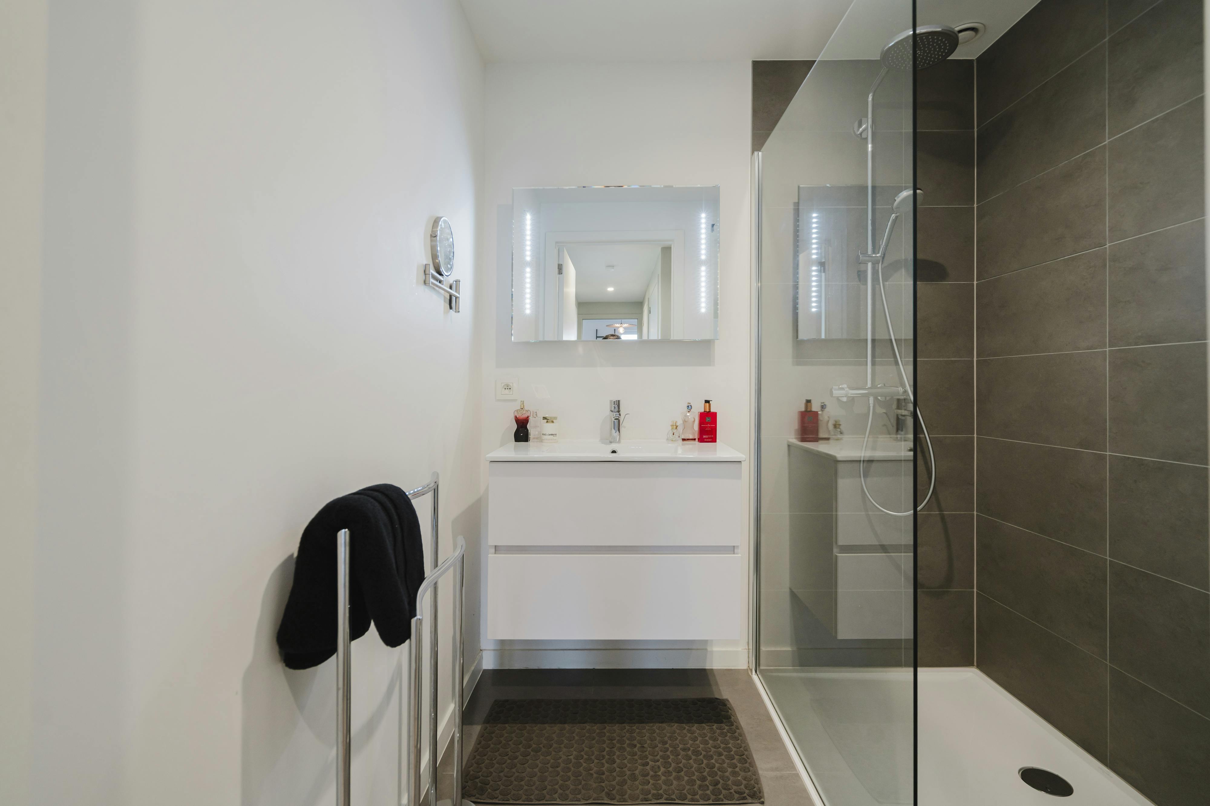 Adembenemend appartement met Leiezicht in hartje Kortrijk foto 10