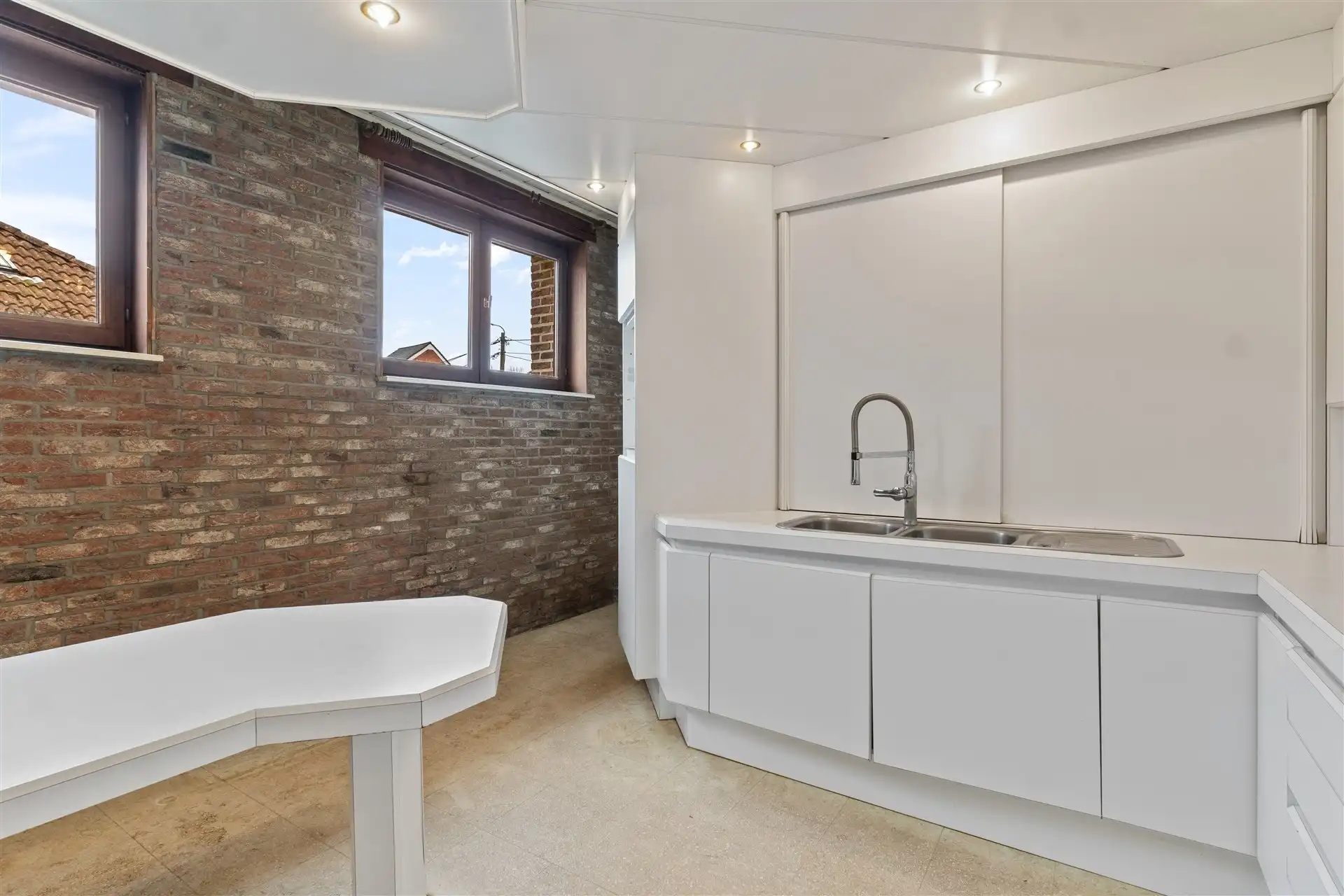 Te renoveren half open bebouwing met garage op centrale ligging te Oudegem foto 6