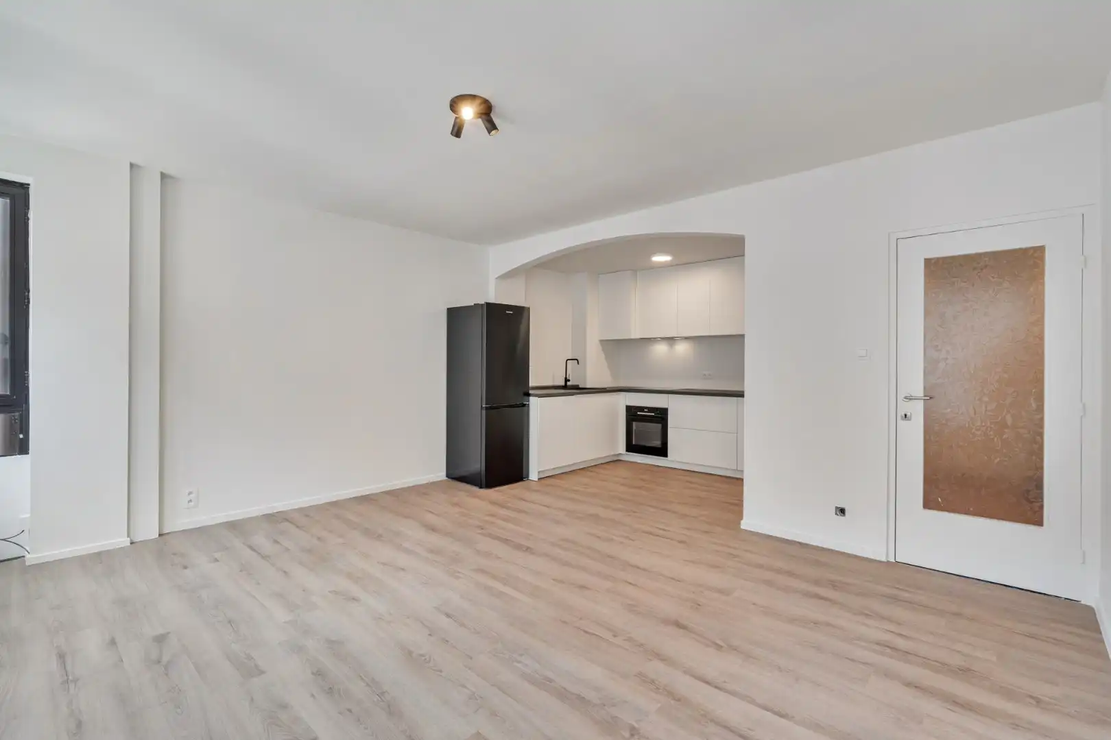 Stijlvol gerenoveerd appartement met moderne uitstraling in het centrum van Maaseik!  foto 9