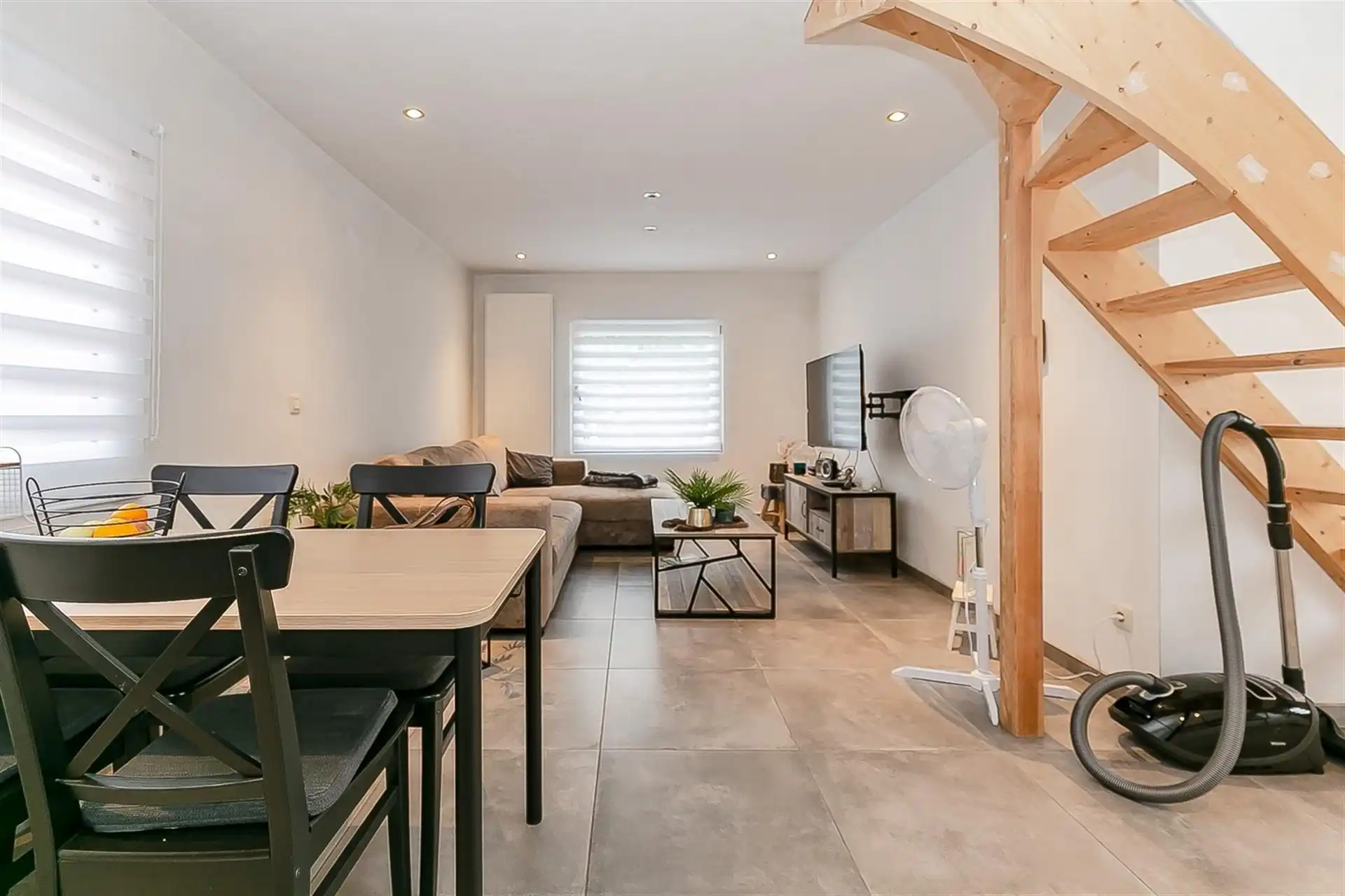 Volledig gerenoveerde en gezellige starterswoning. foto {{pictureIndex}}