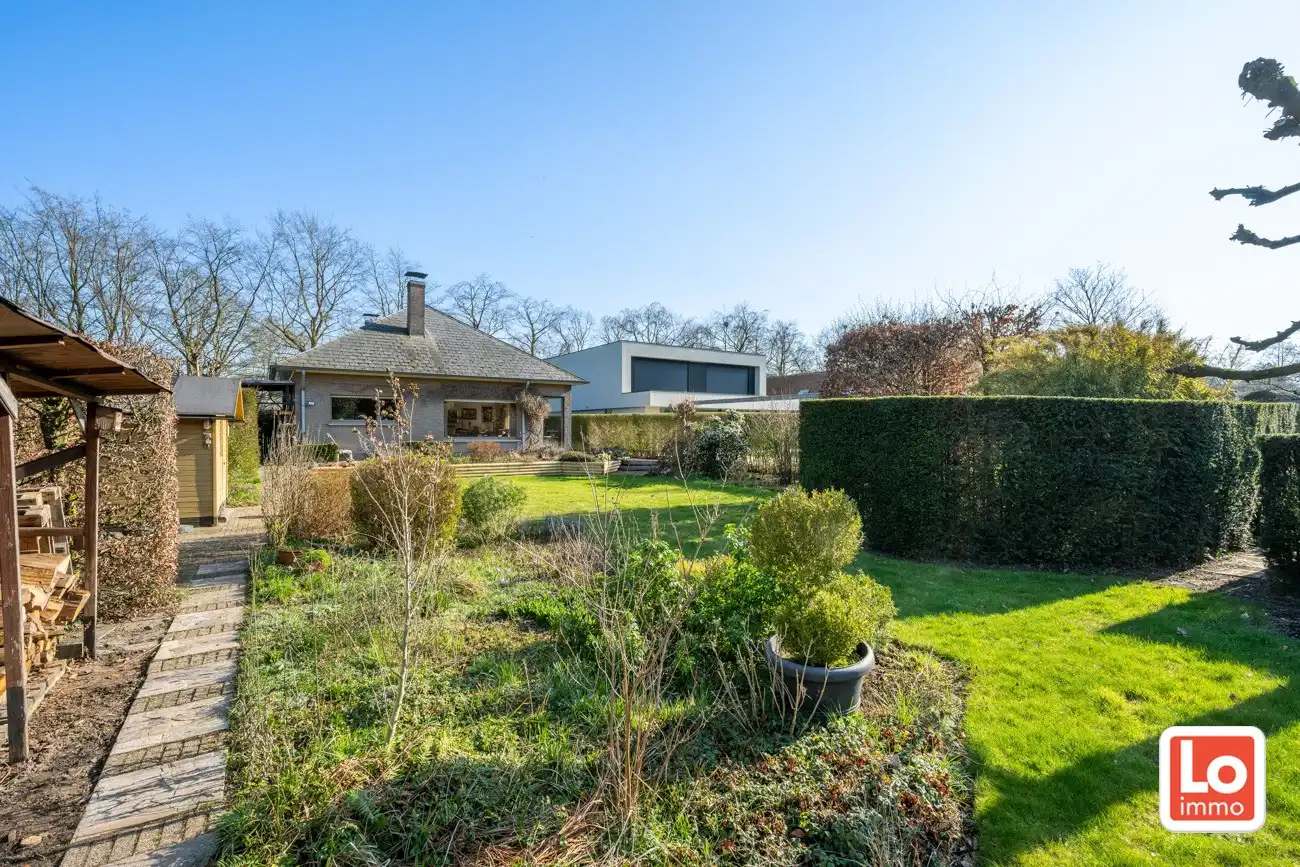 Degelijke open gelijkvloerse woning met inpandige garage en grote tuin op een groene toplocatie in Beervelde! foto 3