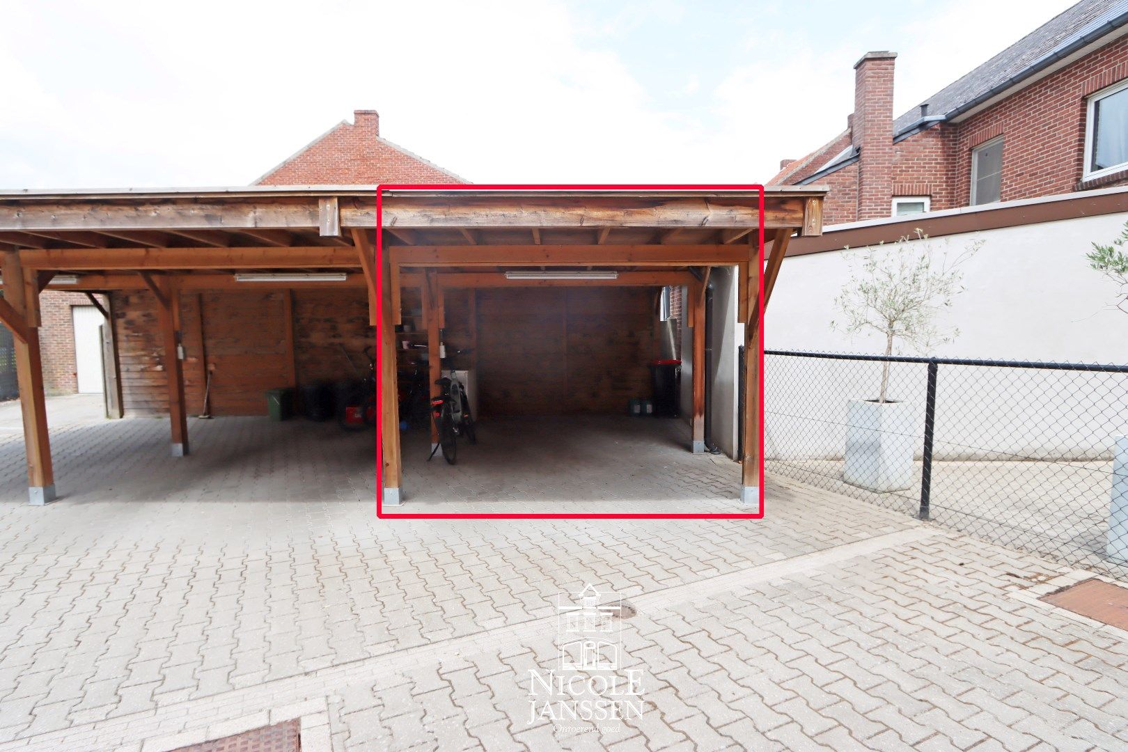 Instapklaar appartement met twee slaapkamers, tuintje en carport foto 9