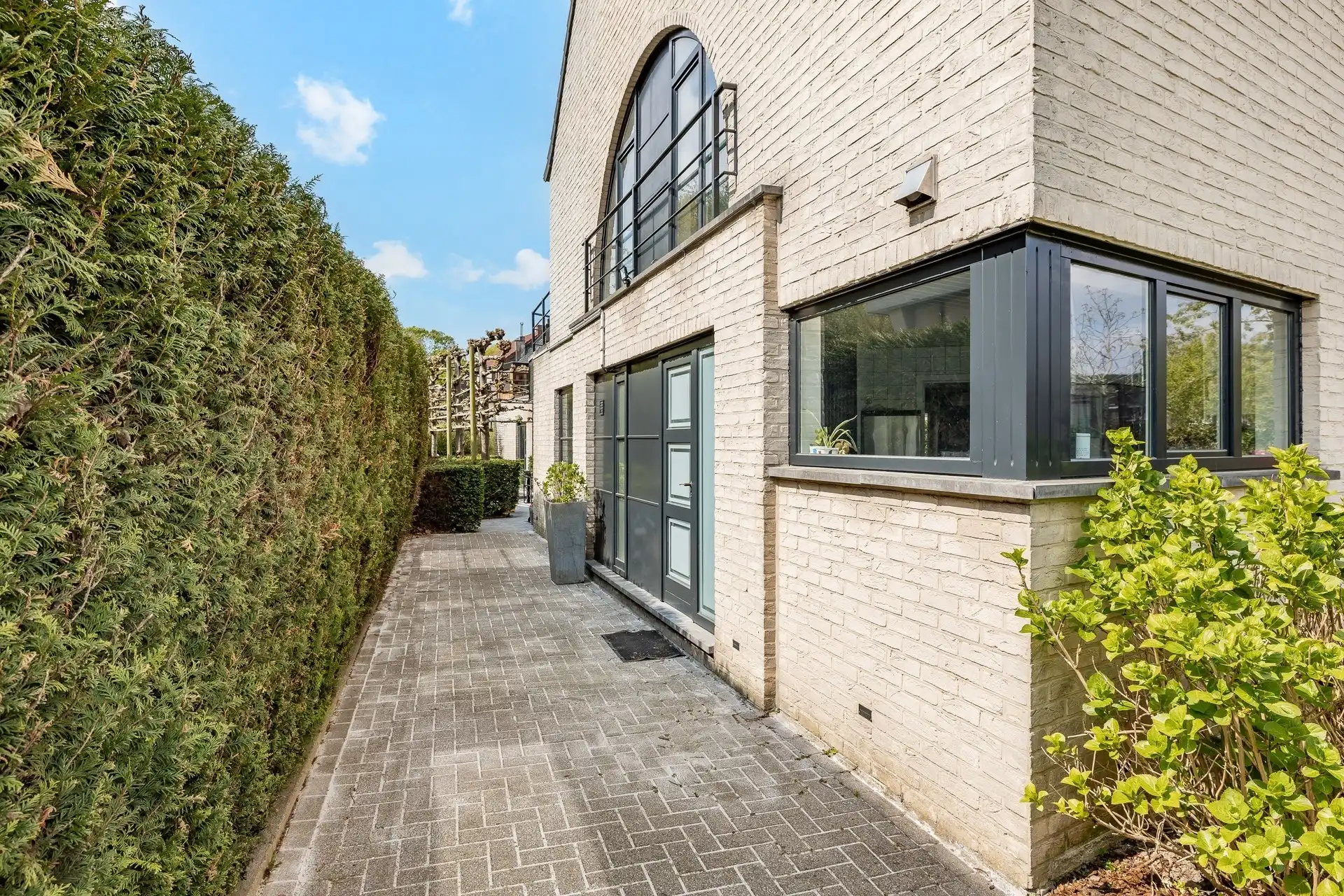 Instapklare en ruime gezinswoning met 5 slaapkamers, zonnige tuin en extra praktijk-/kantoorruimte op topligging te Aalst  foto 31