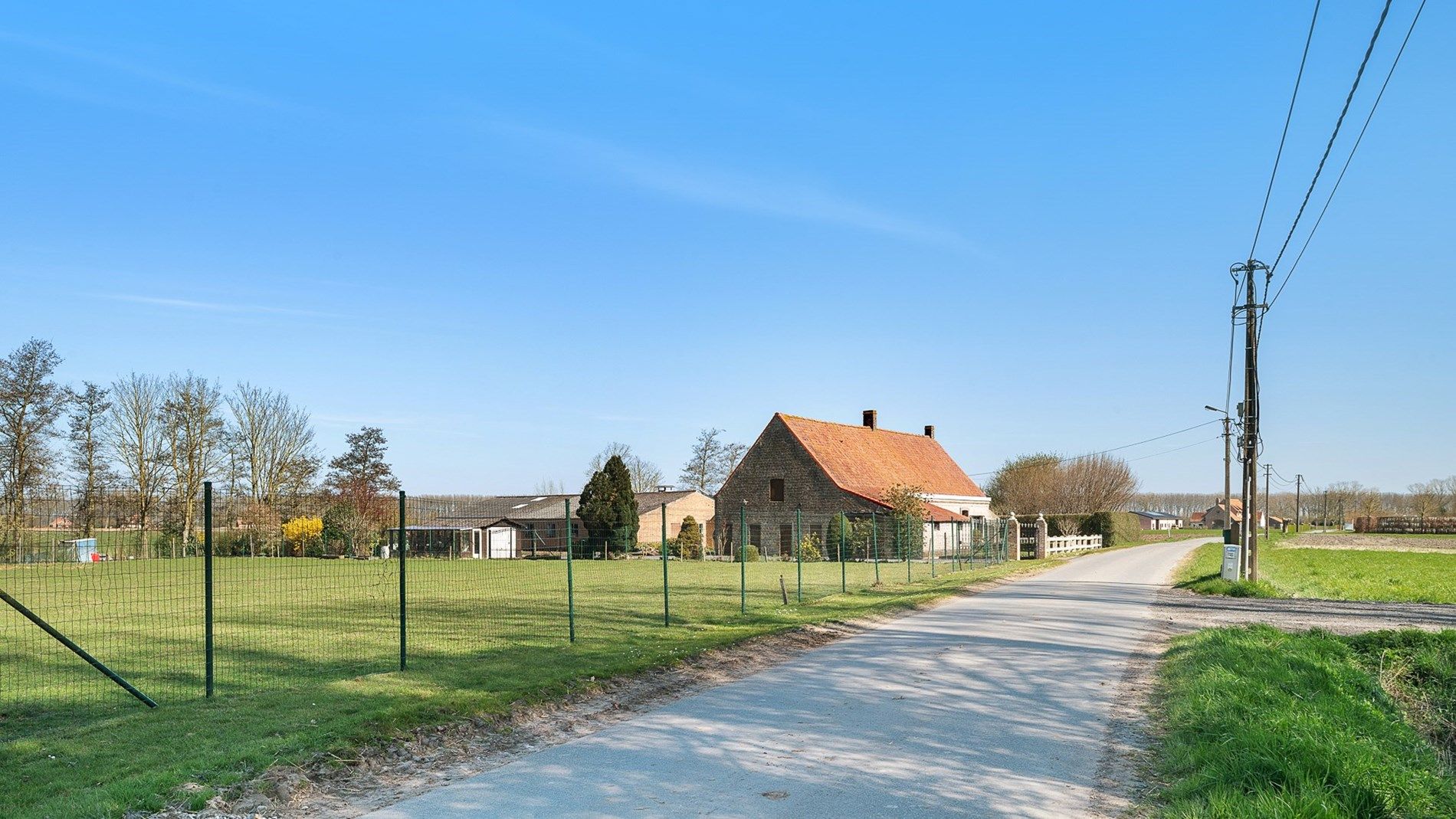 Te renoveren hofstede op toplocatie te Damme foto 2