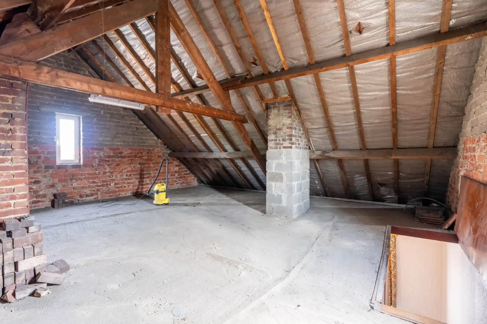 Charmante, te renoveren woning op een perceel van 9a14ca met ruime garage in achtertuin!  foto 23