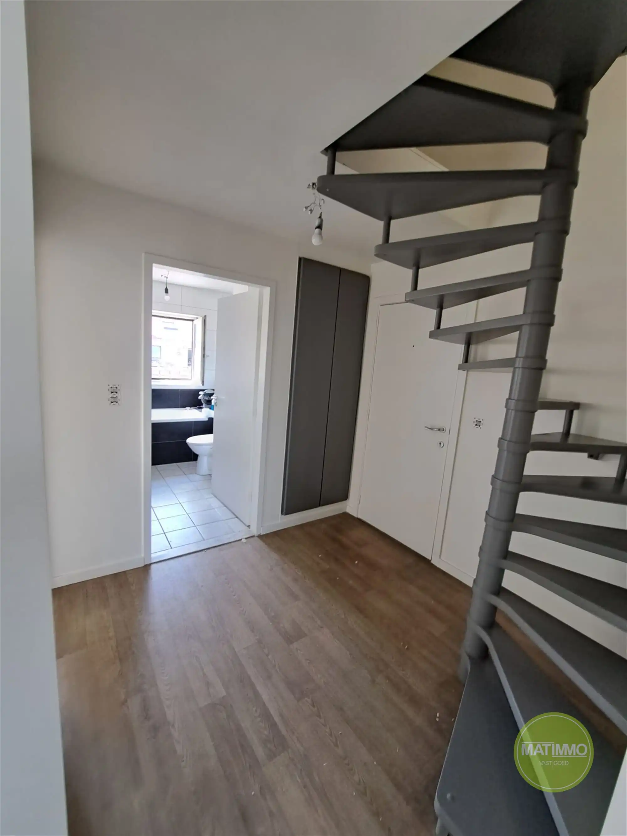 Duplex appartement met 2 slaapkamers en ruim terras te Mol. foto 9
