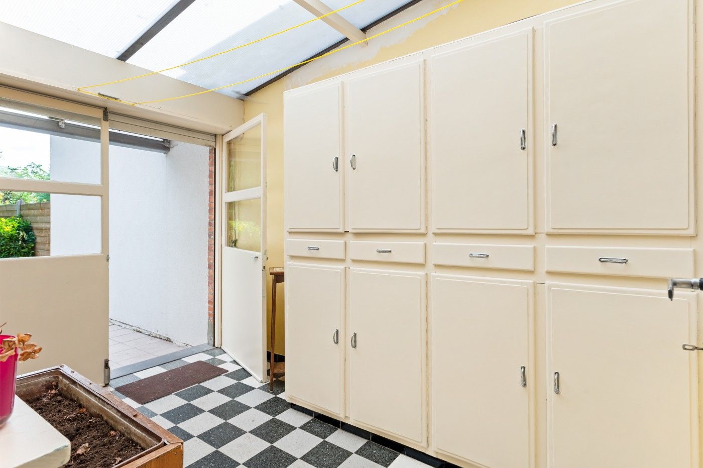 Te renoveren woning met 2 slpk. en tuin foto 11