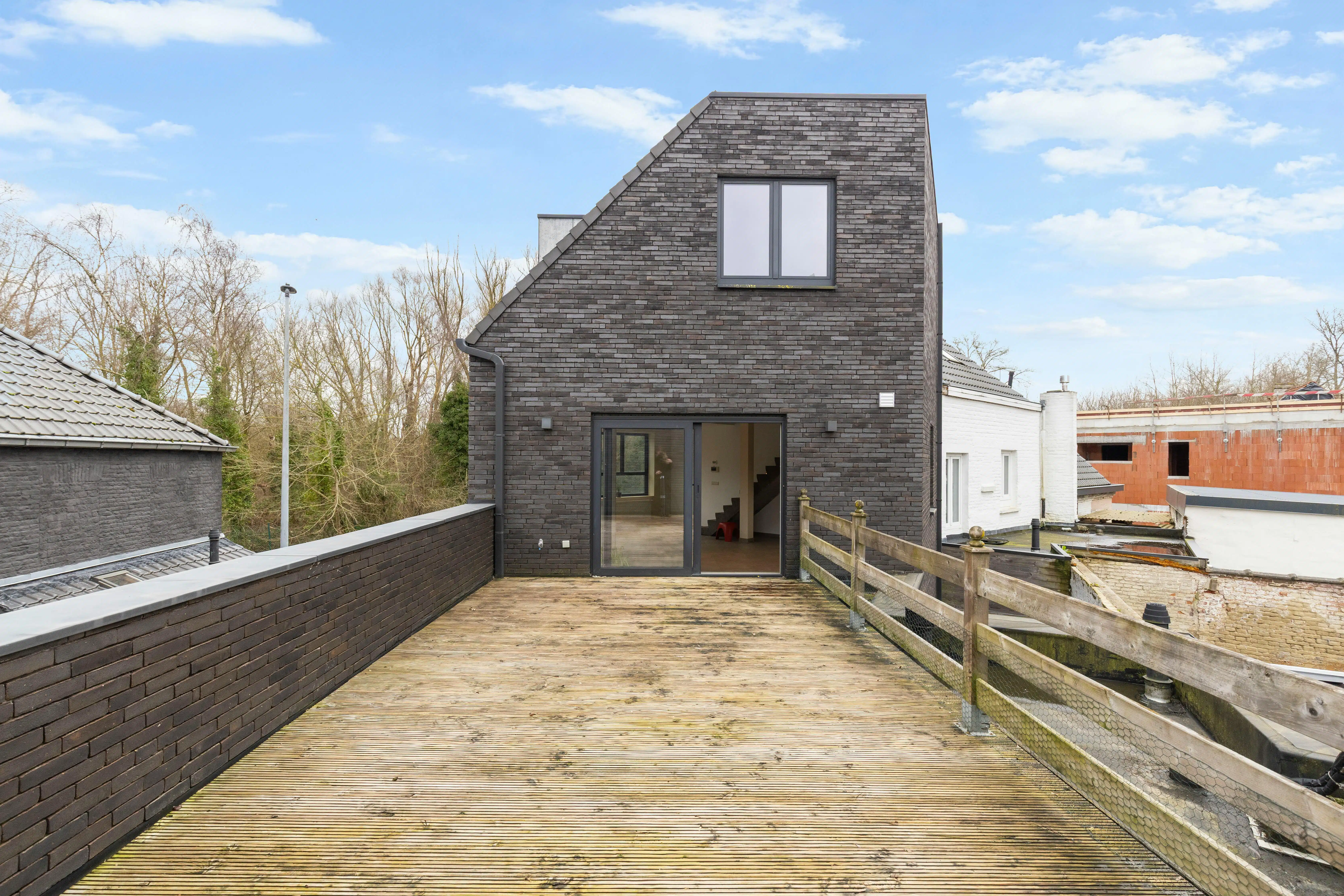 Bel-etagewoning met 2 buitenruimtes te koop in Zwijnaarde foto {{pictureIndex}}