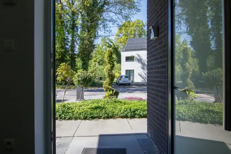 Moderne en energiezuinige woning met volledige onderkeldering gelegen op een residentieel en rustig perceel&nbsp;van 14 aren 45 centiaren nabij de scholen en het centrum van Genk foto 4