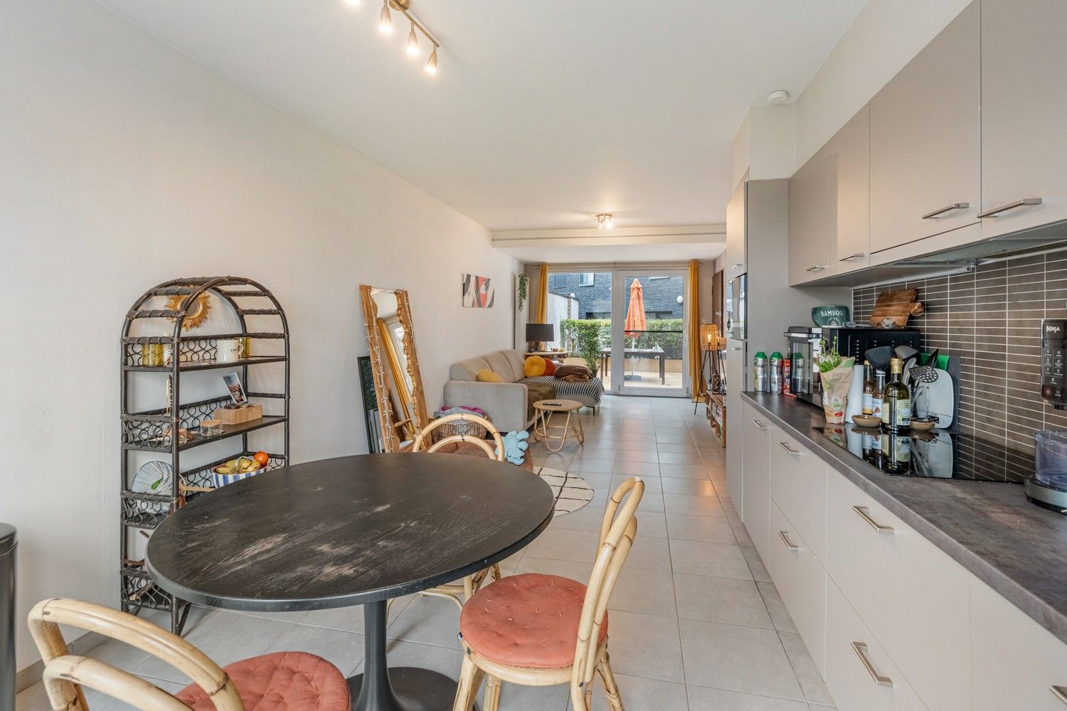 Recent appartement met ruim terras en autostaanplaats in Landen foto 5