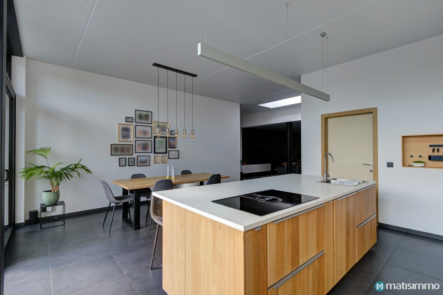 RUIME INSTAPKLARE GEZINSWONING MET 4 SLAAPKAMERS, TUIN EN ZONNEPANELEN foto 9