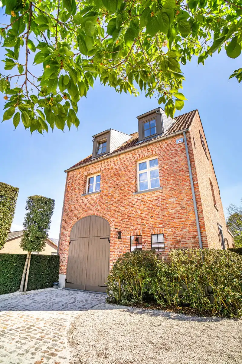 Exclusieve instapklare woning met zwembad en open groenzicht foto 40