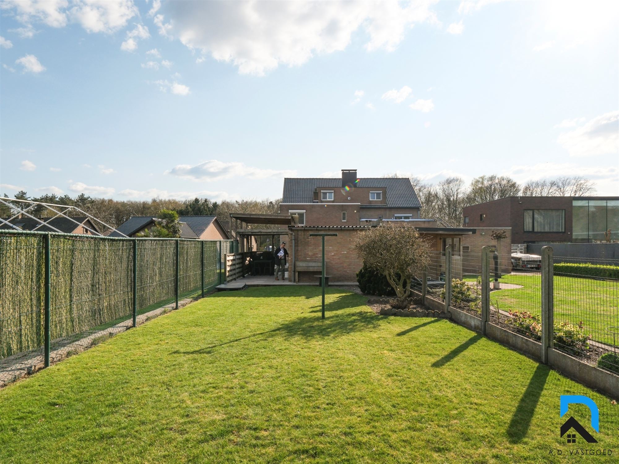Ruim appartement met 3 slaapkamers en privé tuin foto {{pictureIndex}}