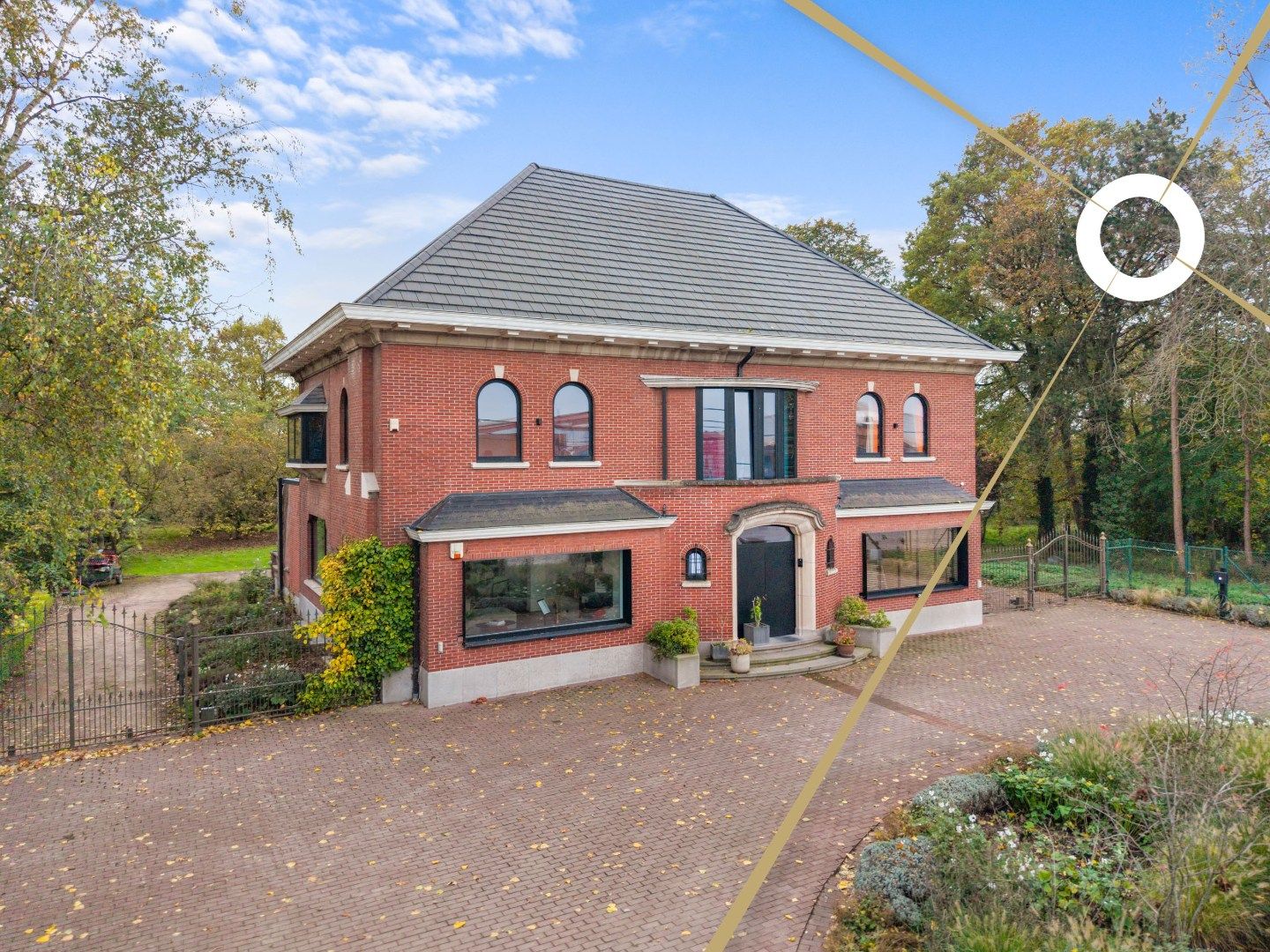 Riante villa in Zonnebeke op 8.374 m² met praktijkruimte, zwembad en volledige kelder foto {{pictureIndex}}