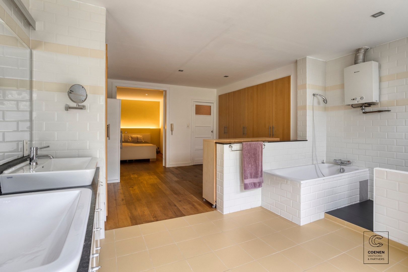 Instapklaar herenhuis van 241 m² met drie slaapkamers, gelegen in Mortsel! foto 16