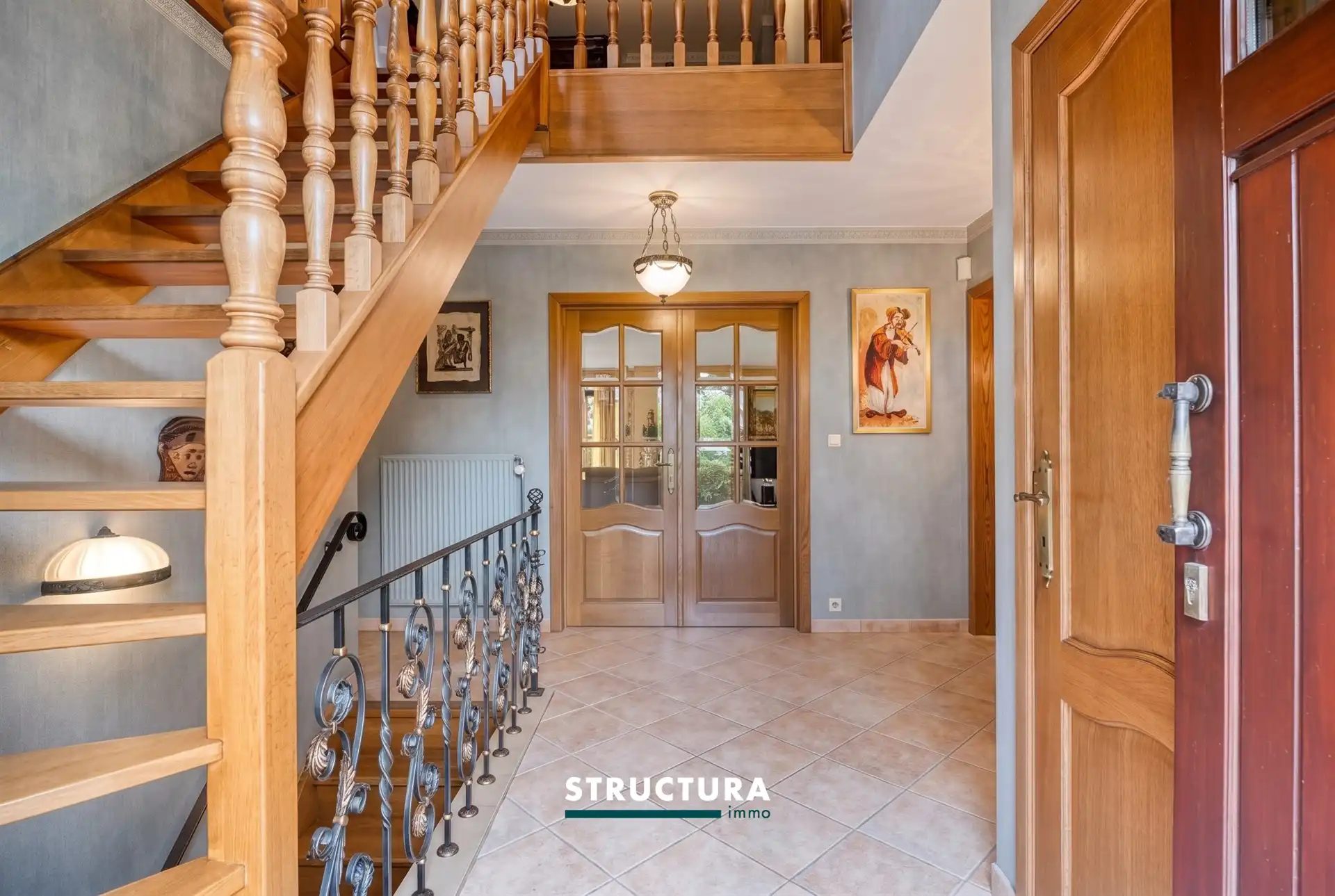 Karaktervolle en ruime villa met 4 slaapkamers en twee badkamers met sterke bouwkwaliteit op een uitstekende locatie foto 6