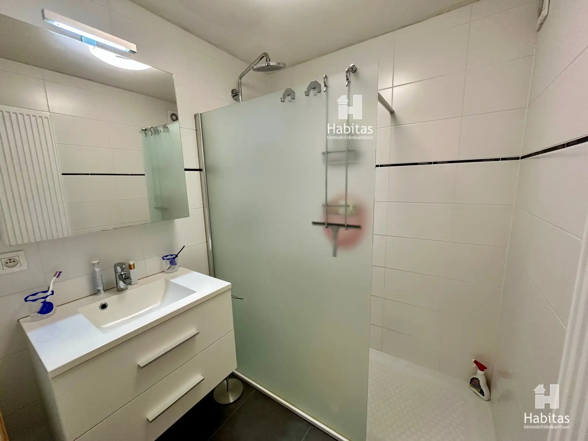 Verrassend ruime studio op 3de verdieping foto 5