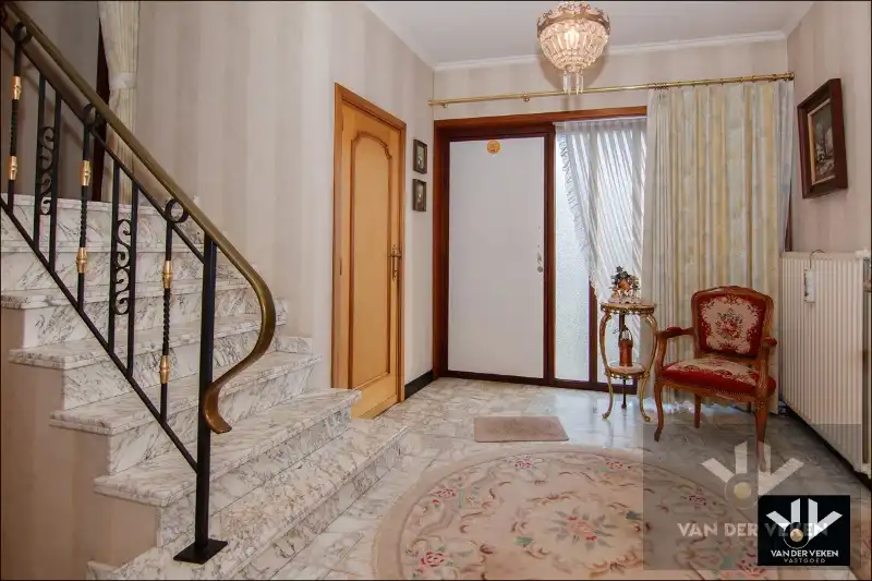 SPLIT-LEVEL WONING OP PERCEEL VAN 07a80ca ZEER GOEDE BEREIKBAARHEID foto 3