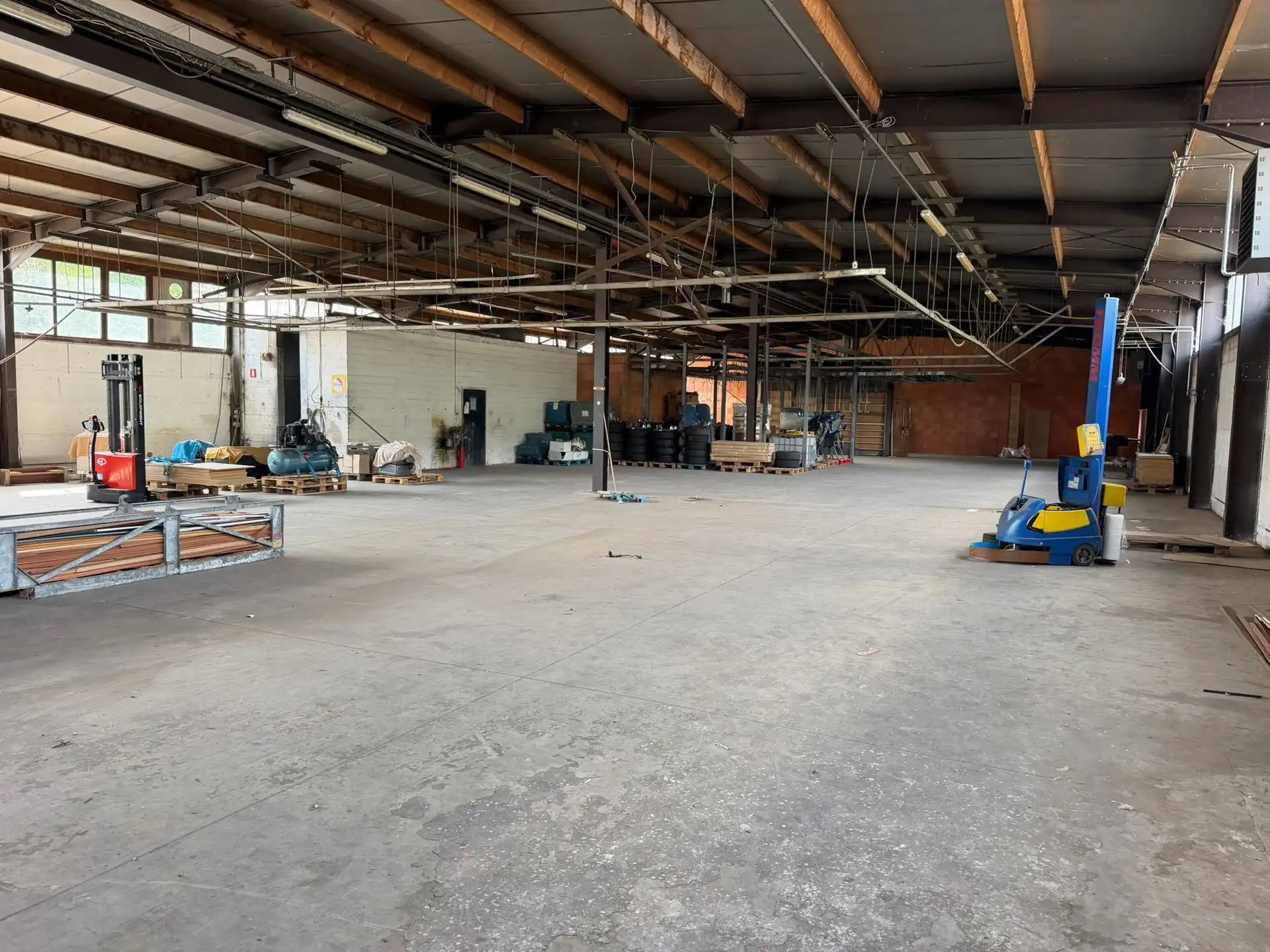 TE HUUR Genk - Bedrijfshal 900m²  + Kantoren 100m² foto 2