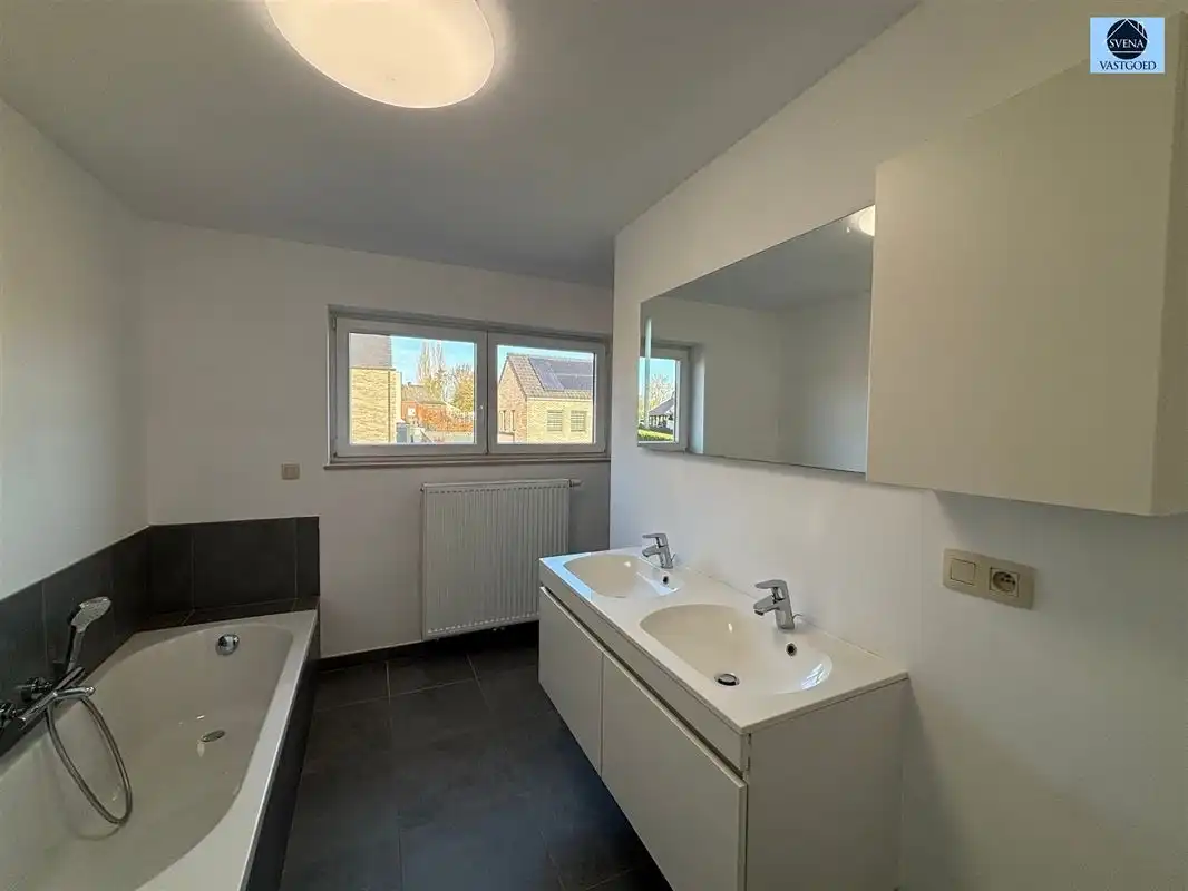 RUSTIG GELEGEN OPEN BEBOUWING MET 3 SLAAPKAMERS EN GARAGE foto 6