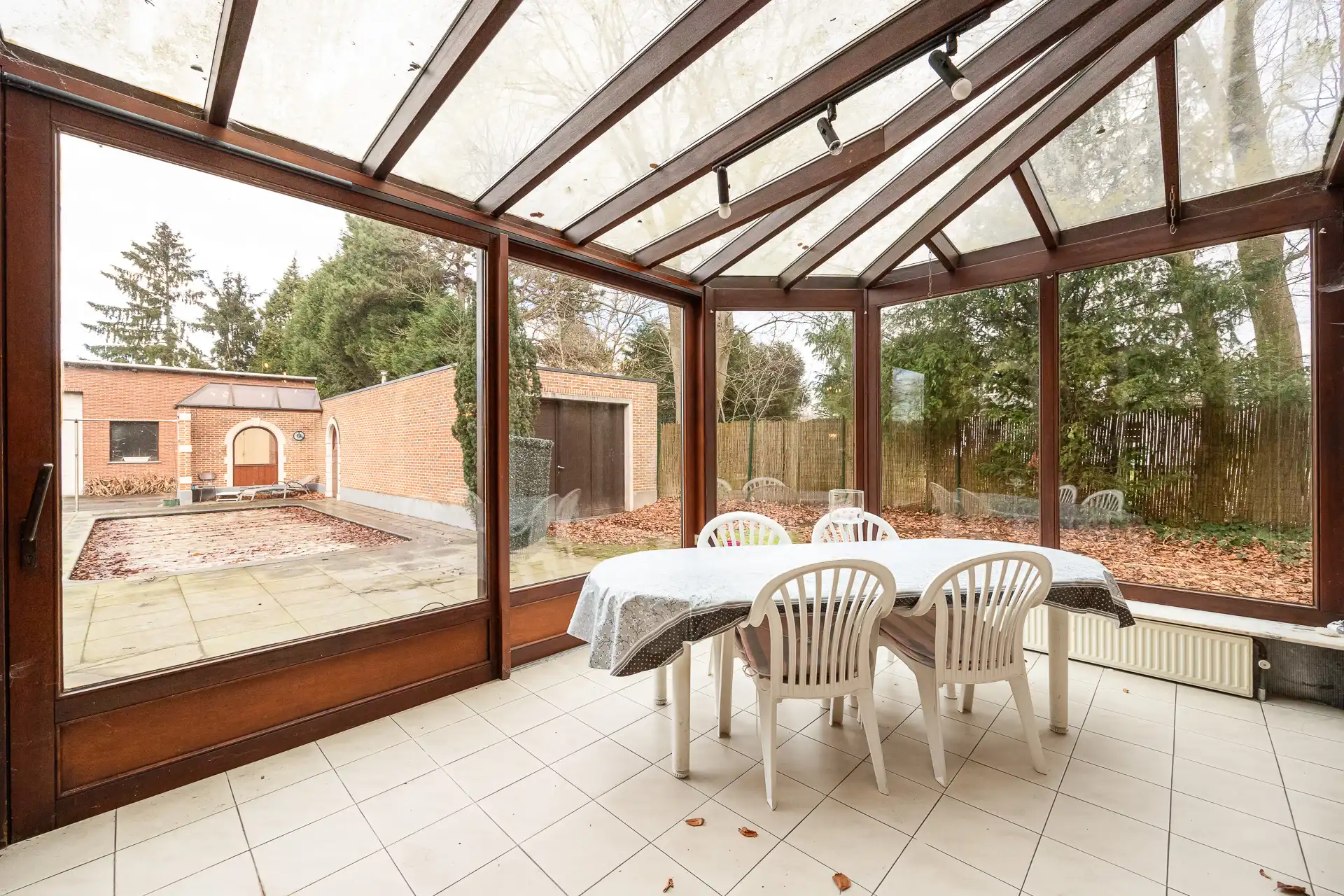 Ruime villa met garage en zwembad + bouwgrond + 2 magazijnen foto 41