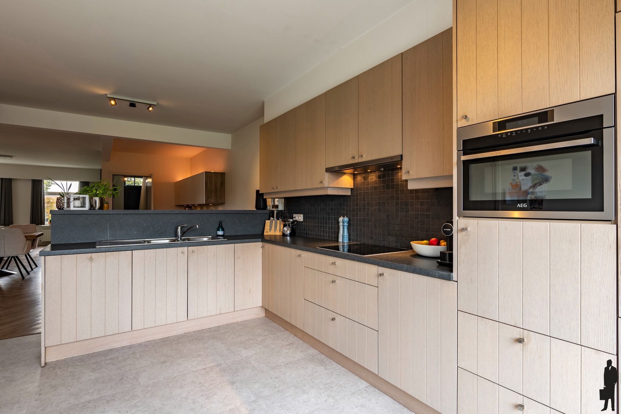 4 slaapkamers, riante kelder, garage en aangelegde tuin foto 12