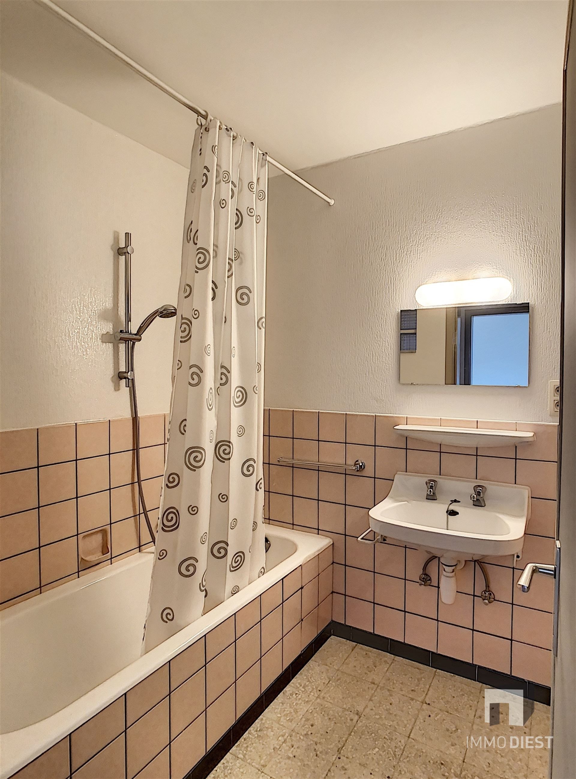 Zeer goed gelegen appartement op de 2de verdieping vlakbij winkels, scholen en station!   foto 10