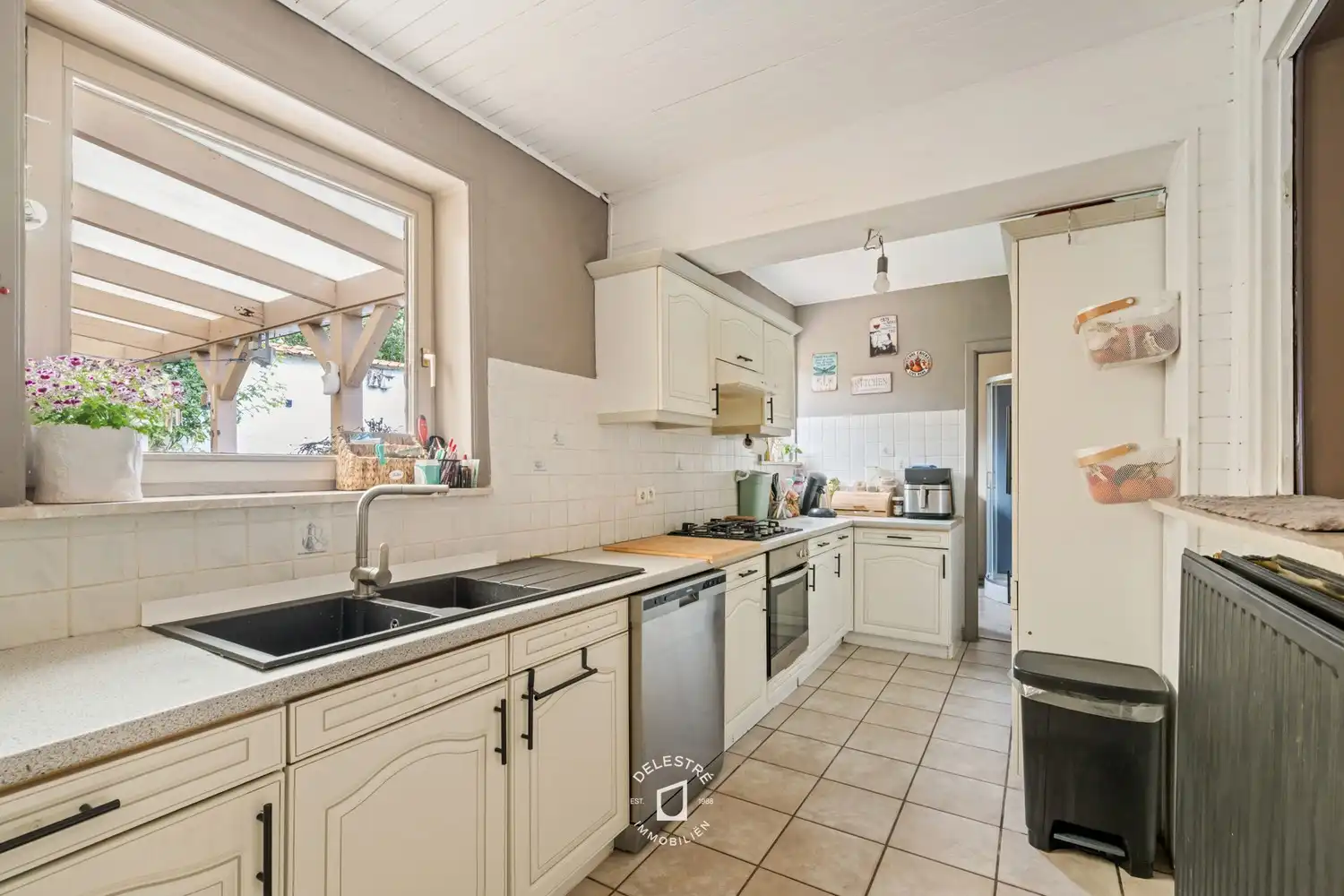 Veelzijdige woning met 3 slaapkamers, ruime bijgebouwen en werkplaats te Okegem foto 6