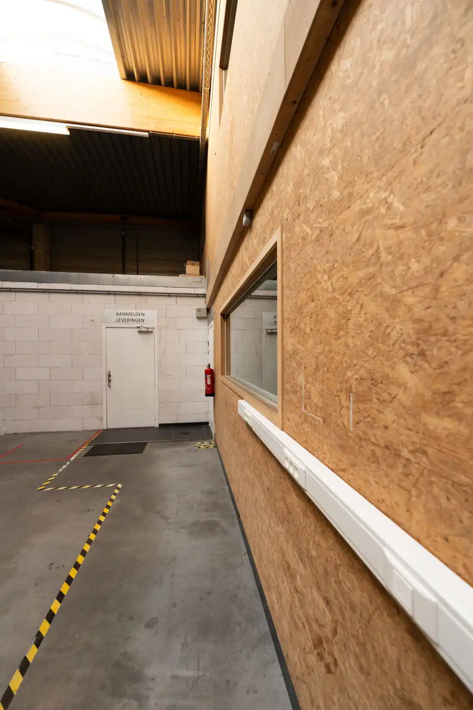 Te huur: bedrijfsunit met 360 m² magazijn en 144 m² kantoor foto 8