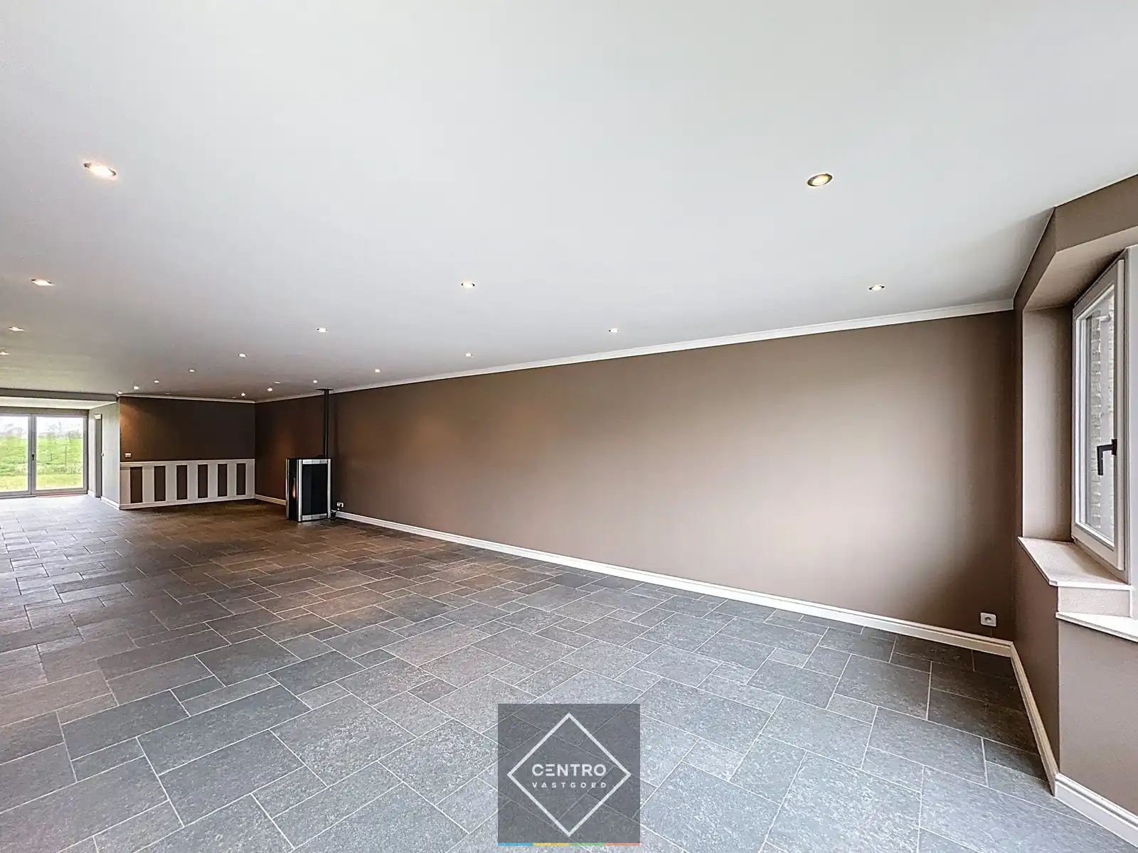 Prachtig gerenoveerde HANDELSRUIMTE / KANTOOR met TUIN langs een drukke verbindingsbaan (Gistel - Torhout, N33) te Ichtegem. foto 5