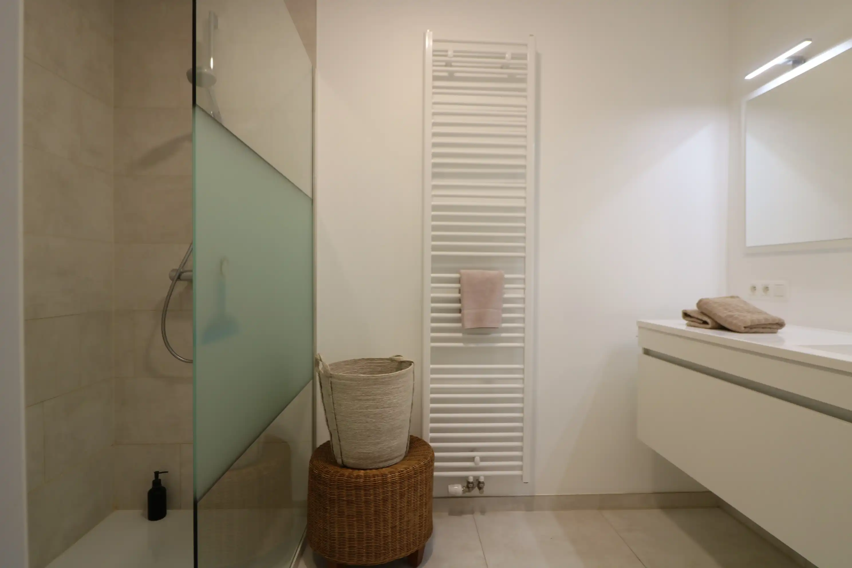 Recent en luxueus hoek appartement met 3 slaapkamers, 2 badkamers en ruim terras foto 7