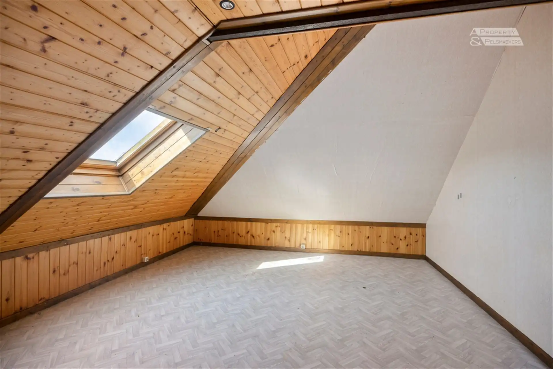 Ruime vrijstaande woning, omgeven door groene weilanden en op wandelafstand van het dorp. foto 13
