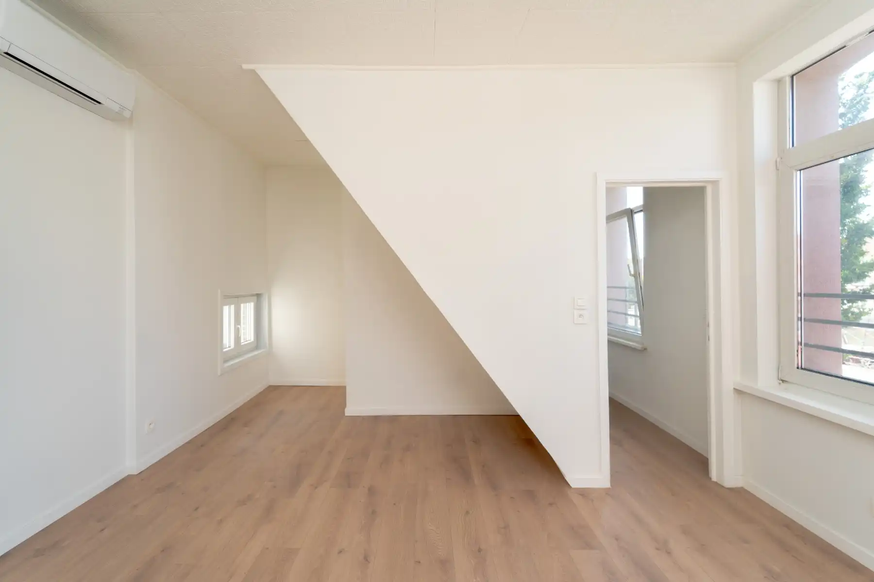 Gerenoveerde lichtrijke hoekwoning aan het water foto 25