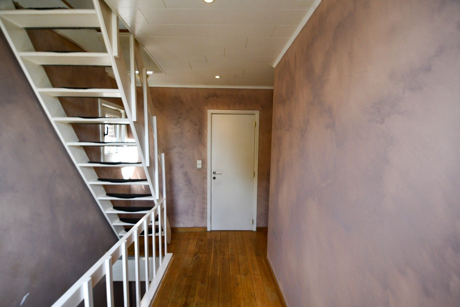 Ruime woning met 4 slaapkamers en grote tuin foto 5
