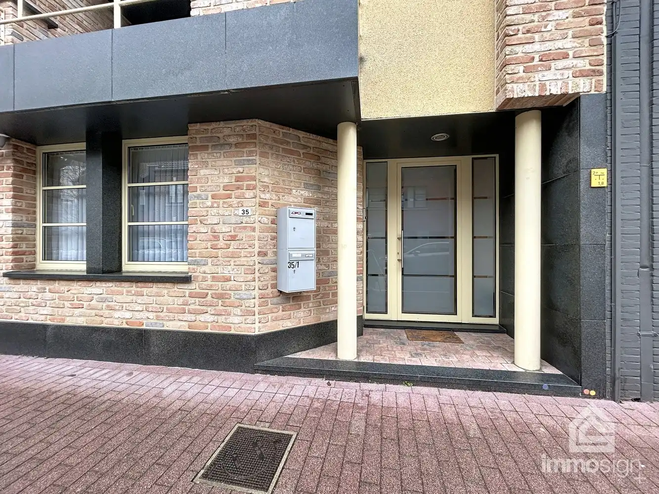 Appartementsgebouw met gelijkvloers- en duplexappartement in Peer centrum! foto 2