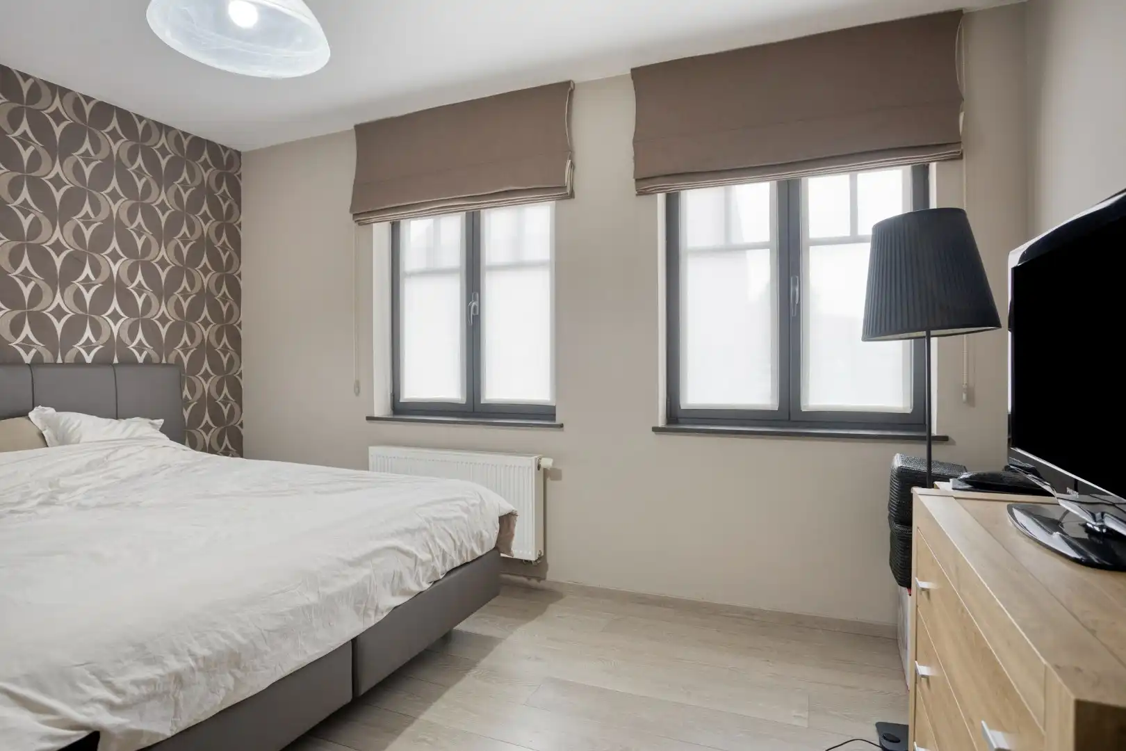 Instapklaar gelijkvloers appartement met 1 slpk, tuintje en autostaanplaats in het centrum ! foto 8
