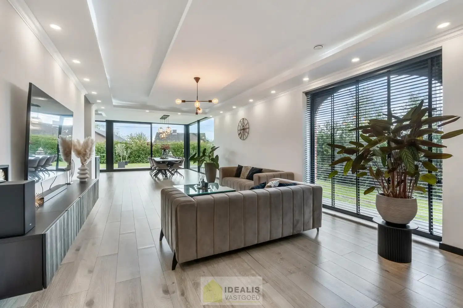 EEN BIJZONDER RIANTE WONING VAN MAAR LIEFST 302M² WOONOPPERVLAKTE OP EEN KNAP PERCEEL VAN 5A 90CA. foto 15