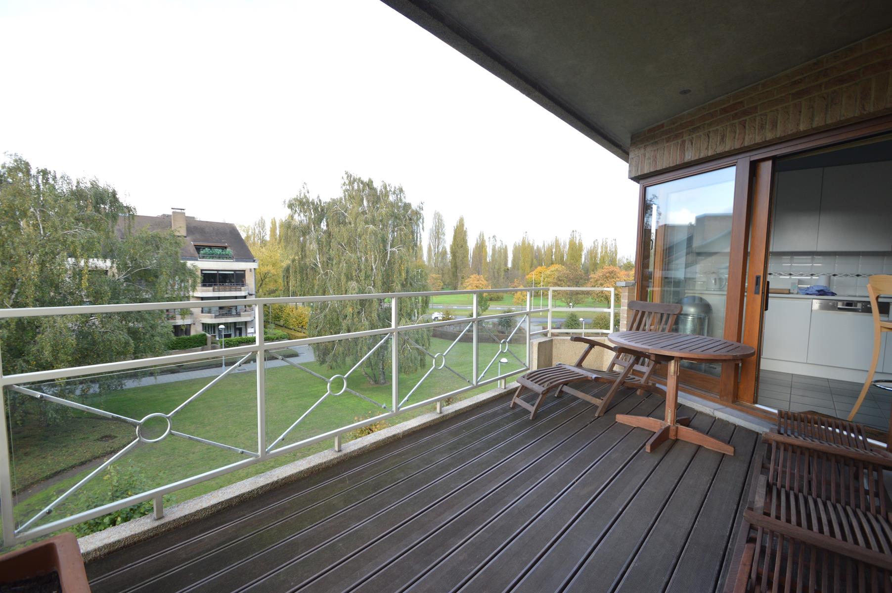 Prachtig gemeubeld appartement op zeer rustig gelegen locatie op Linkeroever.  foto 3