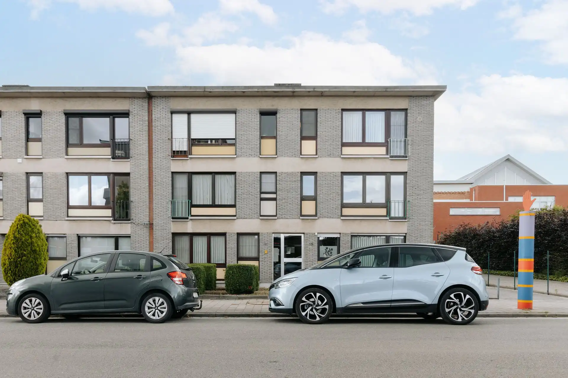 Ruim appartement met terras en garagebox in Hemiksem foto {{pictureIndex}}