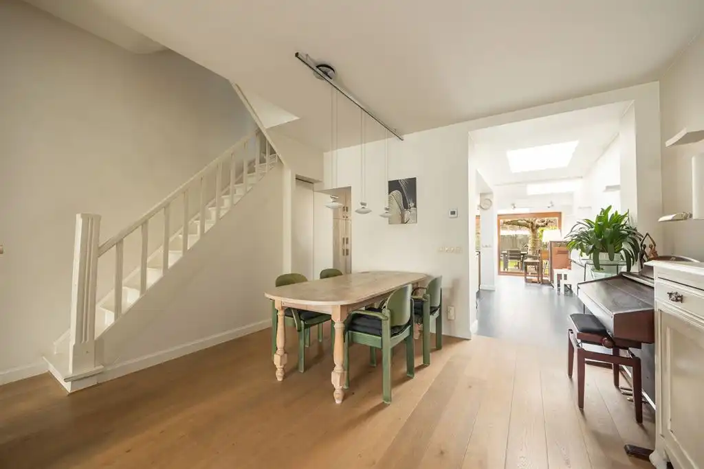 Ruime gezinswoning in rustige, residentiële buurt foto 3