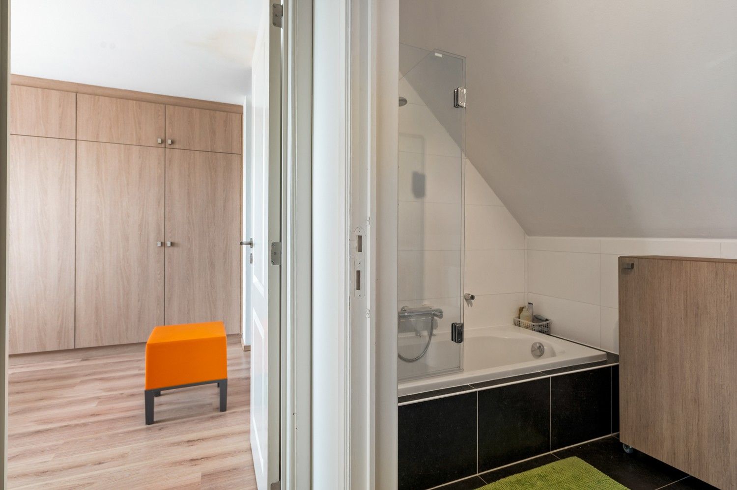 Ruim duplexappartement met 2 slaapkamers op toplocatie te Lint foto 14