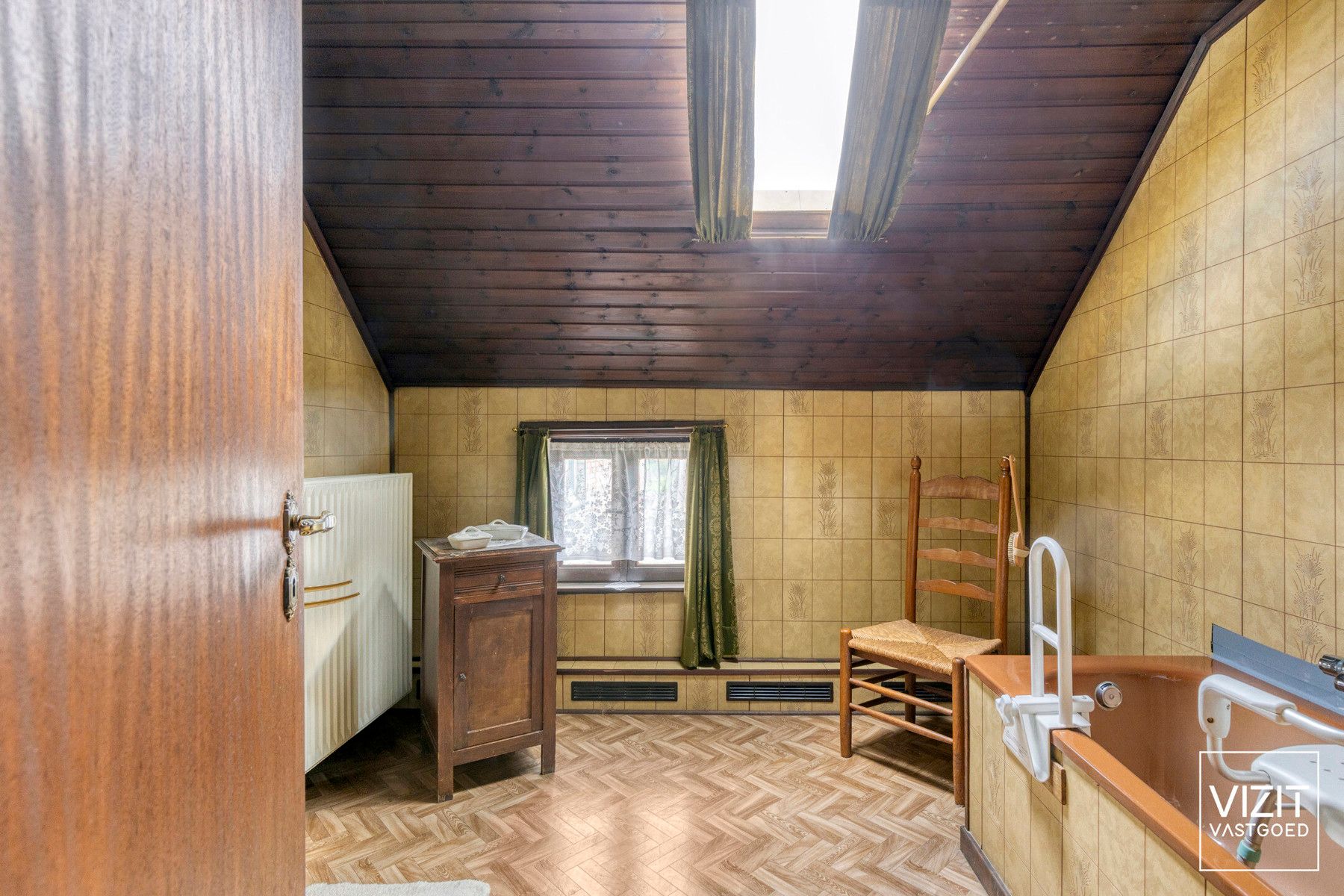 Ruim te renoveren woonhuis met bijgebouwen foto 8