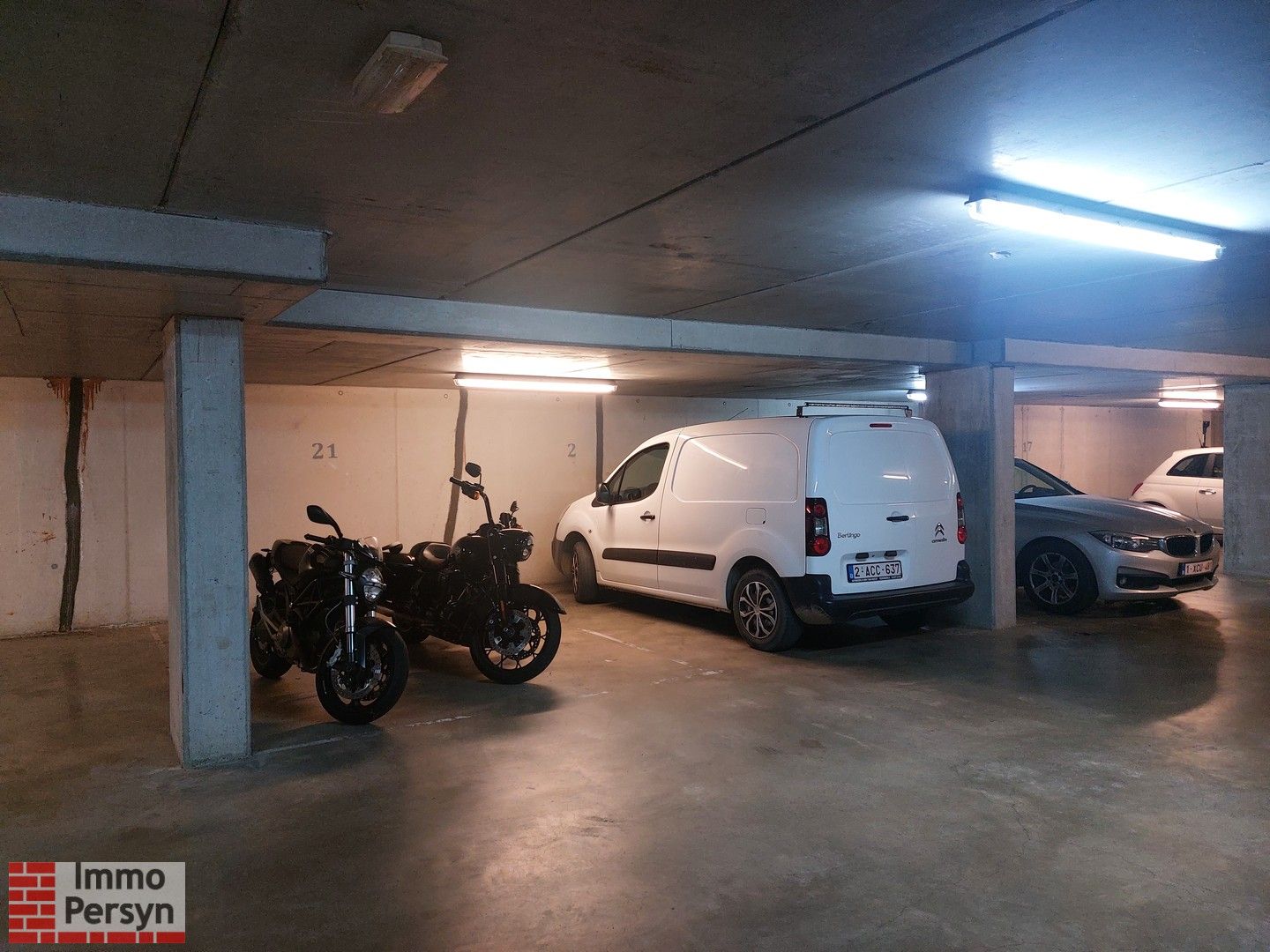 Autostaanplaats in ondergrondse garage foto 3