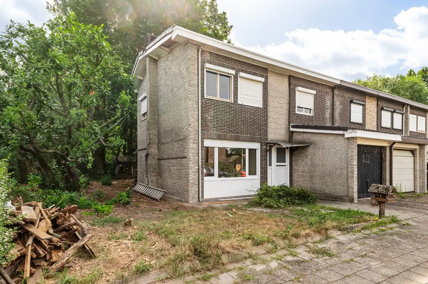 Hoofdfoto van de publicatie: Te renoveren woning met 3 slpk., garage en tuin