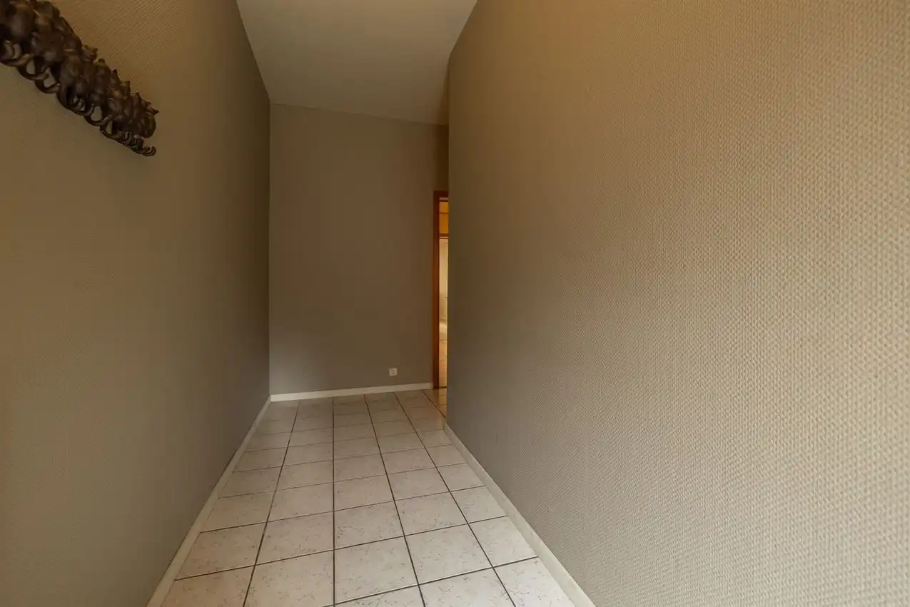 Vier slaapkamers. Twee staanplaatsen. En achteraan een verrassende buitenplek met zuiderse patio-sfeer foto 38
