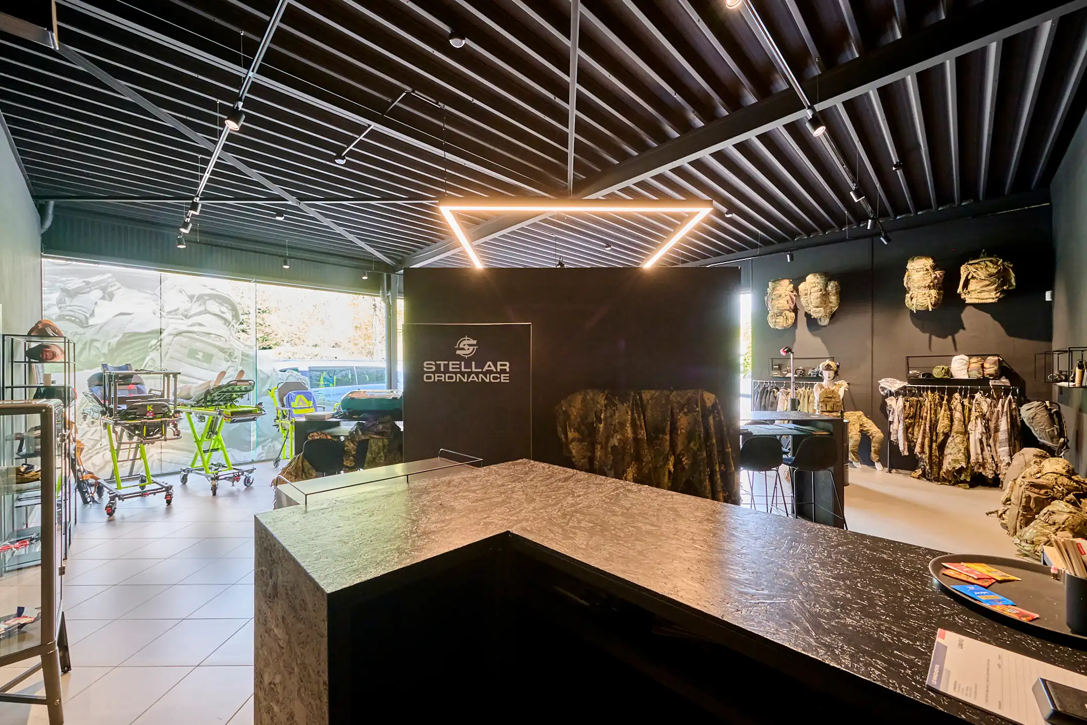 BEDRIJFSGEBOUW MET GROOT BUITENTERREIN IN GENK foto 4