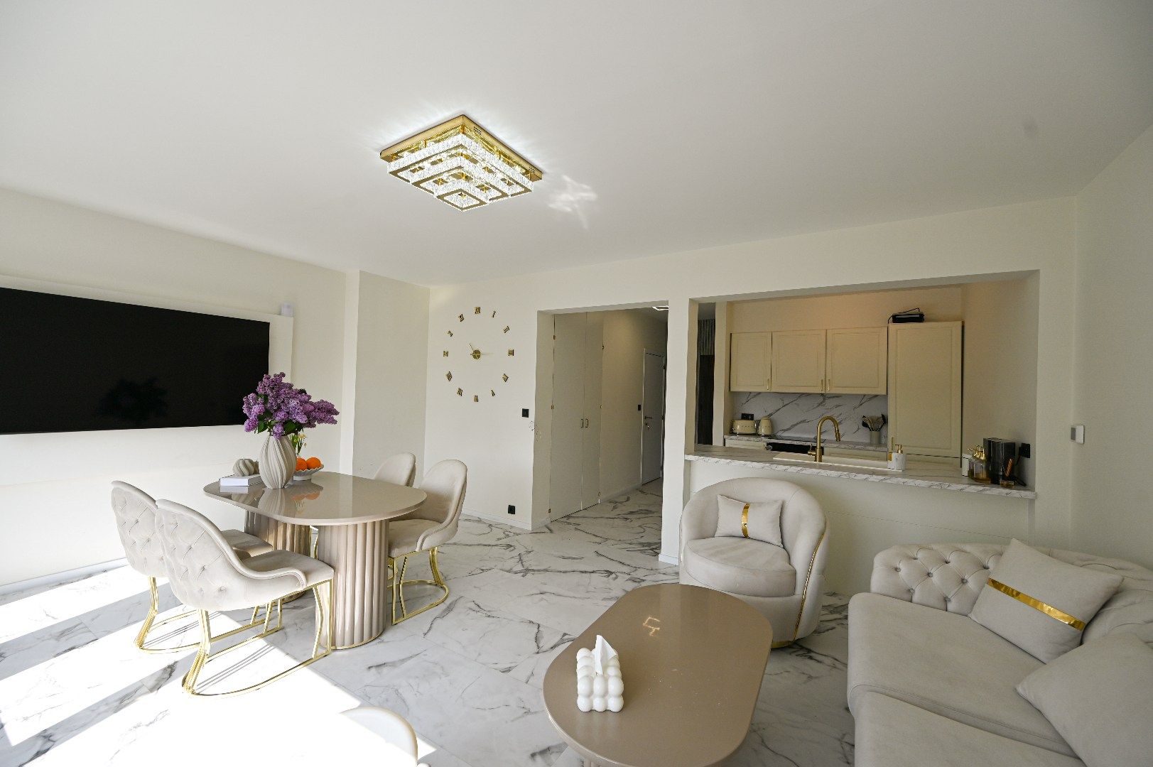 STIJLVOL GERENOVEERD APPARTEMENT MET OVERDEKTE STAANPLAATS TE MARIAKERKE foto {{pictureIndex}}