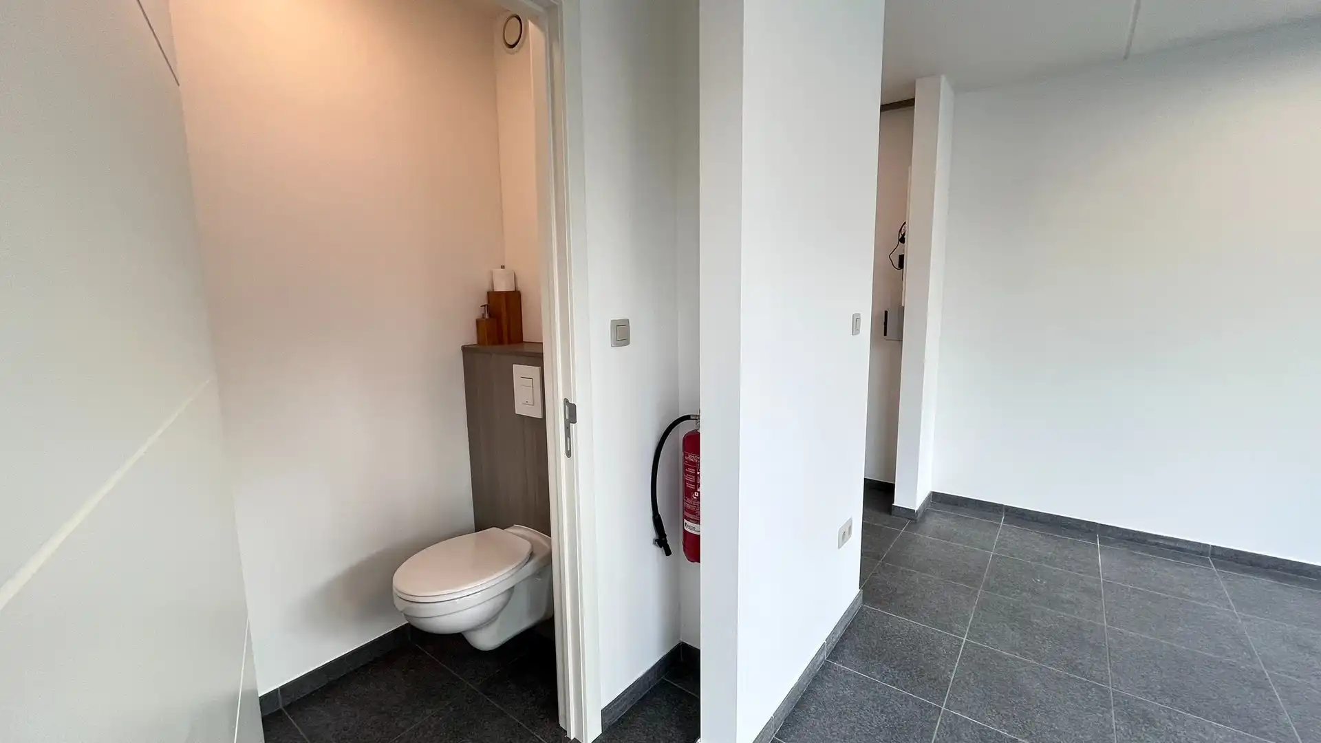 Kantoorruimte (25 m²) geschikt voor kantoor, dienstverlening of vrije beroepen foto 8
