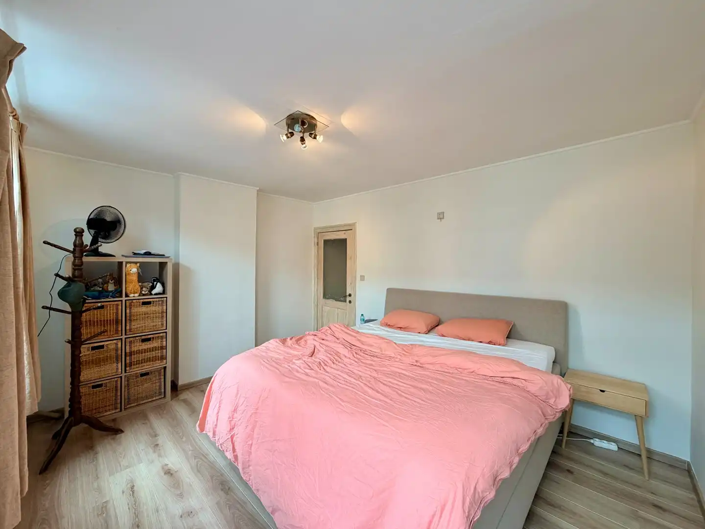 Gerenoveerde woning met drie slaapkamers & autostaanplaats te Roeselare! foto 8