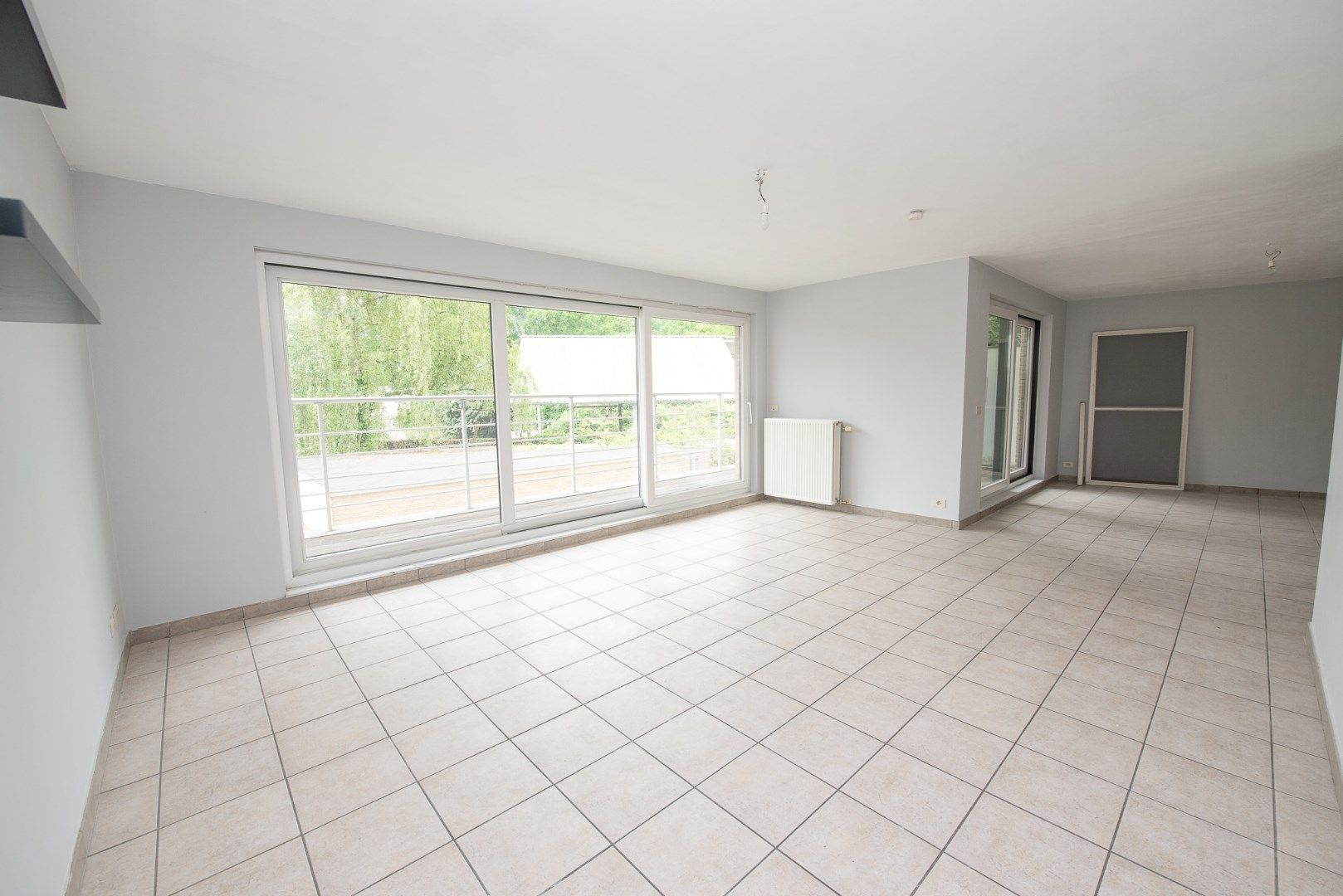Ruim lichtrijk appartement met 2 slaapkamers en garage te Olsene. foto 2